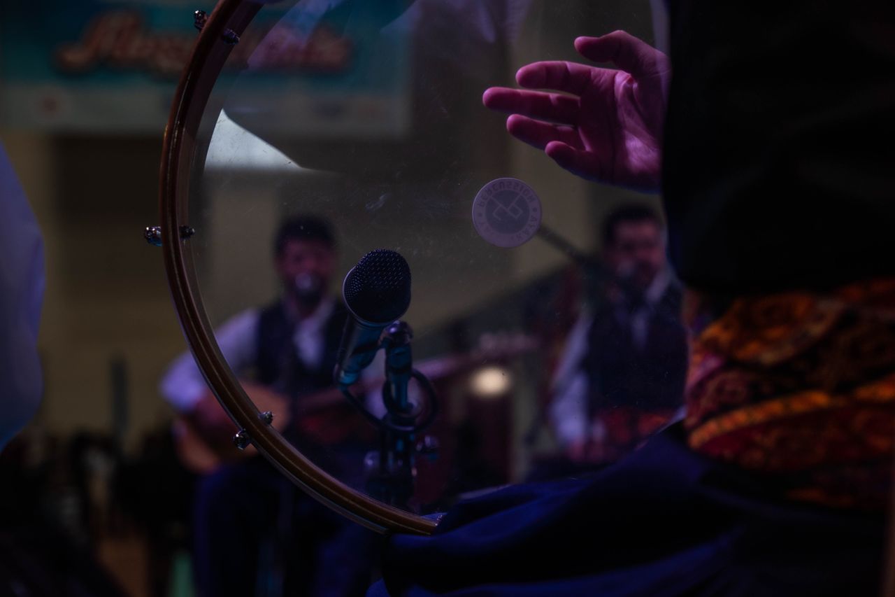 Captivating live band performance in İstanbul, showcasing traditional music with acoustic instruments.